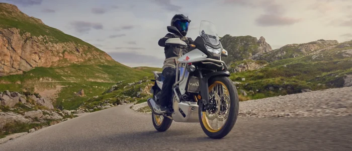 curva-sendo-realizada-numa-honda-750-em-estrada-com-montanhas