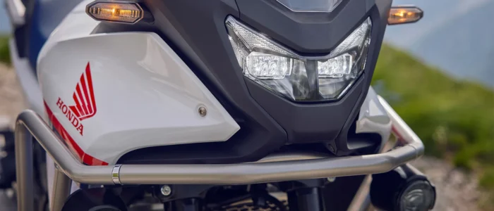 frente-moto-honda-destacando-o-led-dos-farois