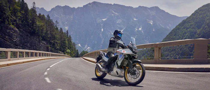 homem-pilotando-uma-honda-transalp-com-arvores-ao-redor