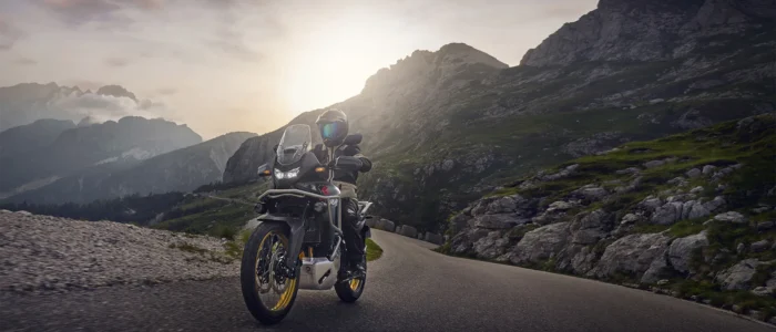 honda-transalp-na-estrada-com-montanhas-ao-redor