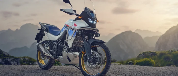 honda-transalp-visao-frente-lateral-nas-montanhas