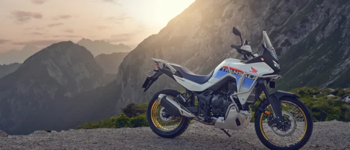 honda-transalp-visao-lateral-direita-com-montanhas-ao-redor