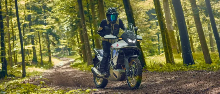 motocicleta-honda-transalp-em-trilha-na-floresta