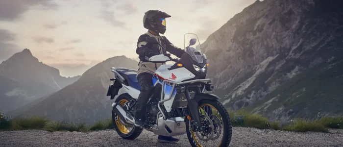 piloto-em-cima-de-uma-honda-transalp-observando-as-montanhas