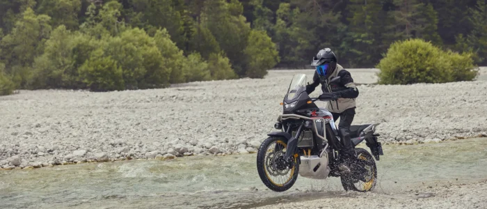 piloto-numa-honda-transalp-em-estrada-de-pedra