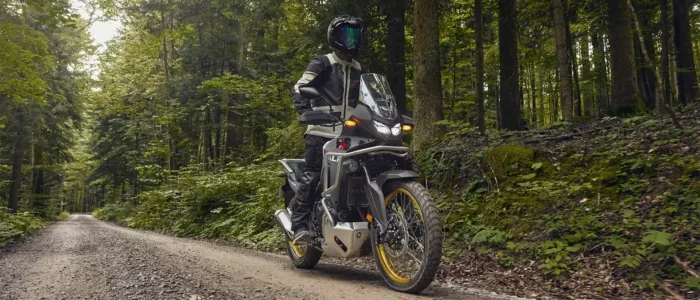 piloto-numa-honda-transalp-em-floresta