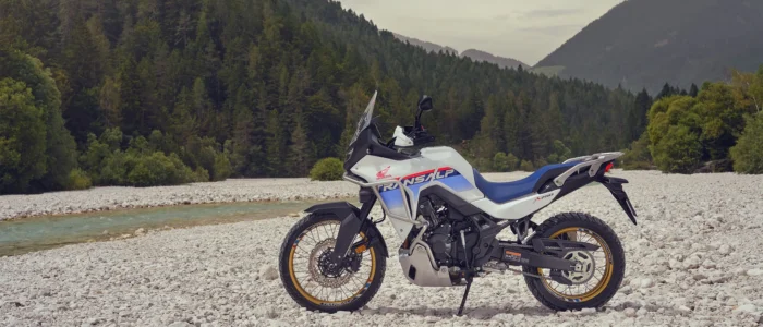 transalp-em-estrada-de-pedra-vista-lateralmente